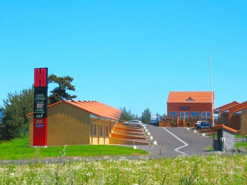Hotel Cantal Cottages Saint-Georges  エクステリア 写真